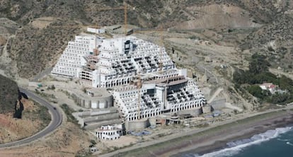 Vista a&eacute;rea del hotel El Algarrobico, en plena construcci&oacute;n.