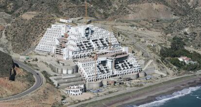 Vista aérea del hotel El Algarrobico, en plena construcción.