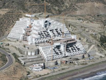 Vista a&eacute;rea del hotel El Algarrobico, en plena construcci&oacute;n.