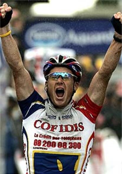 El australiano del Cofidis Stuart O'Grady cruza exultante la línea de meta.