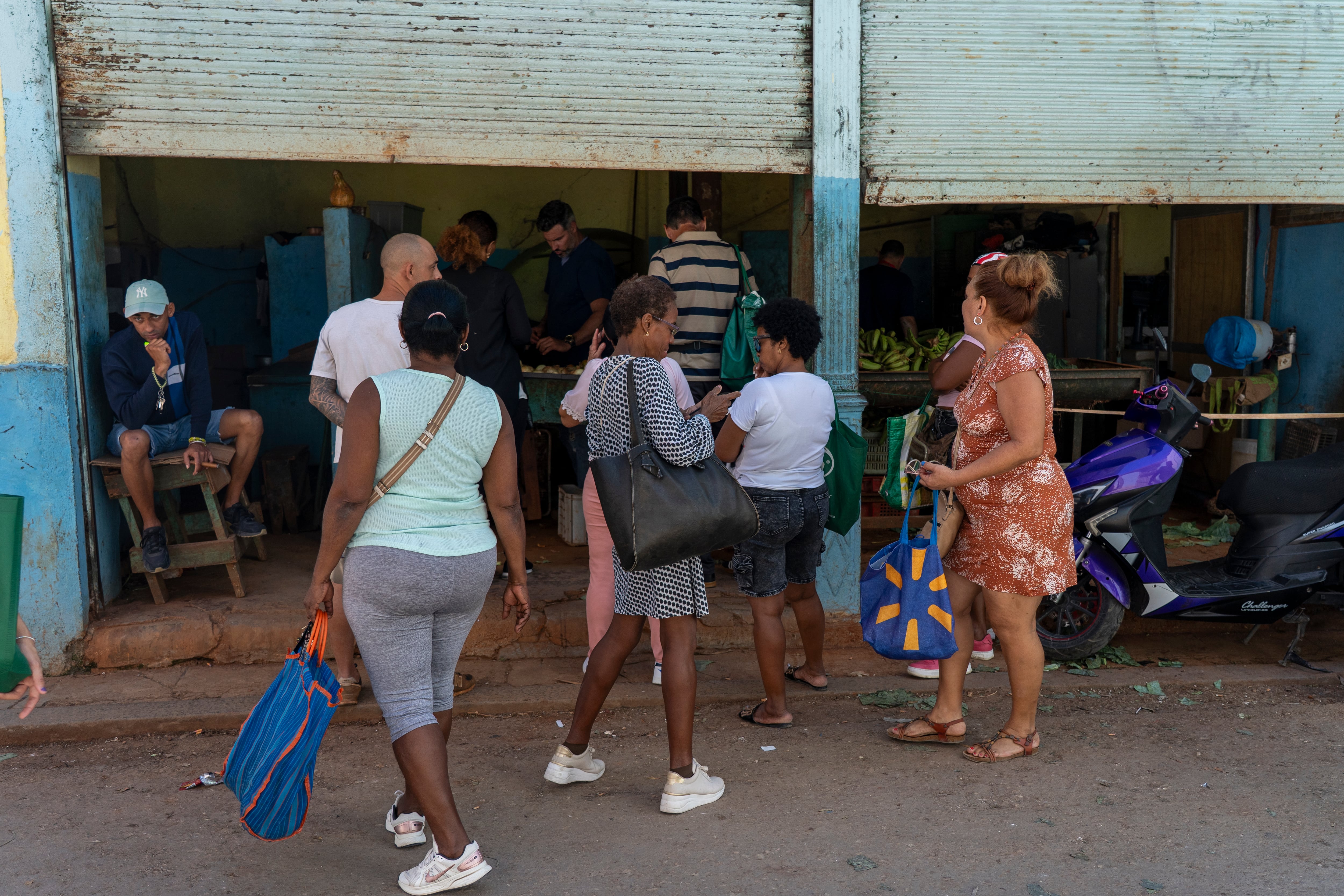 Un grupo de personas hace fila en una tienda en La Habana Vieja, Cuba, el 23 de marzo.