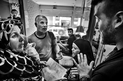 Santiago atiende a varios refugiados en el Victoria Social Center de Atenas. Cada día, este lugar reparte comidas para cientos de migrantes que necesitan ayudas básicas.