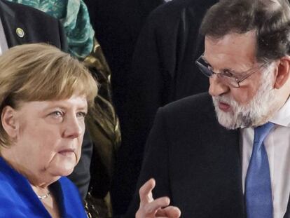 Rajoy y Merkel en la Costa de Marfil.