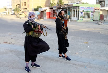 Miembros de la milicia de Ismail Khan patrullan en la ciudad de Herat, este viernes.
