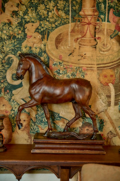 Un caballo de madera y un tapiz antiguo del salón de La Sierrazuela.