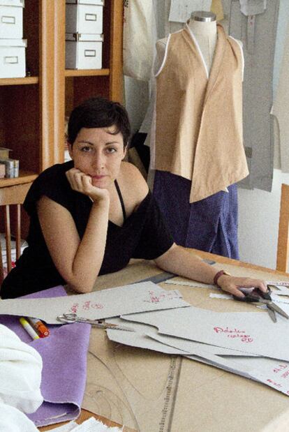 La diseñadora María Almazán posa en su taller de Gondomar.