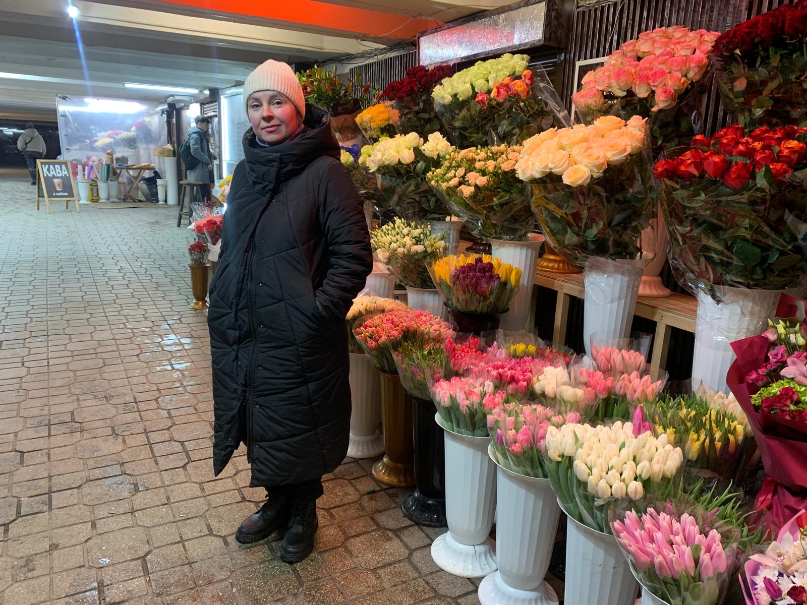 Rusina Bilenka, de 47 años, en su puesto de flores bajo la plaza Maidán de Kiev.
