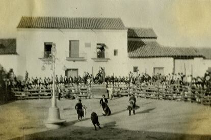 Alameda también fotografió las fiestas populares de Aravaca. En la imagen, un encierro en la plaza entorno a 1920. Ya en la década de los 90 imágenes como estas sirvieron para acreditar el uso continuado como espacio público del lugar, evitando así su urbanización.