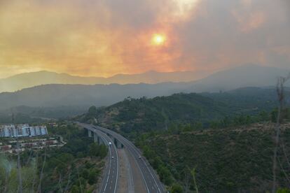 Vista de los alrededores de Benahavís, Málaga, durante el atardecer, el miércoles.