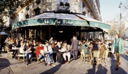 Terraza del histórico café Group Les Deux Magots, en Saint-Germain-Des-Pres, París.