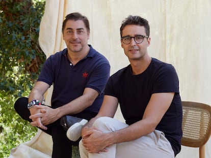 Jordi Roca (izquierda) y Andreu Carulla en el patio del estudio del diseñador, ubicado en un antiguo molino en Banyoles (Girona).