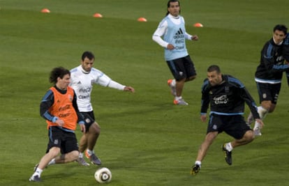 Messi toca el balón durante un entrenamiento de la selección argentina.
