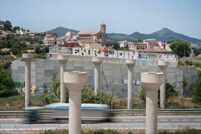 Obras de la variante en Sant Boi de Llobregat paralizadas hace años.