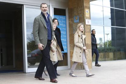 El rey Felipe acompañado de la reina Letizia y sus hijas, las infantes Leonor y Sofía, a su salida del hospital tras la visita del rey Juan Carlos.