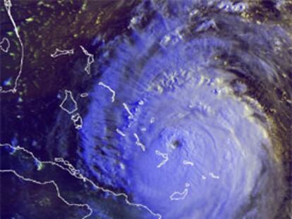 Imagen de satélite del huracán, situado de momento sobre las islas Bahamas.