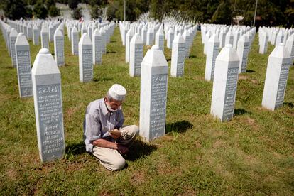 Un hombre reza entre lápidas en Potocari, cerca de Srebrenica (Bosnia), en julio de 2020, durante el 25º aniversario de la matanza de 8.000 musulmanes.