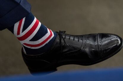 El antiguo líder británico del Partido por la Independencia del Reino Unido (UKIP), Nigel Farage, porta calcetines con la bandera británica antes de un debate en el Parlamento Europeo, en Estrasburgo (Francia),