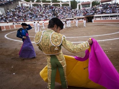 Tomás, vestido de verde olivo y oro, en Juriquilla.