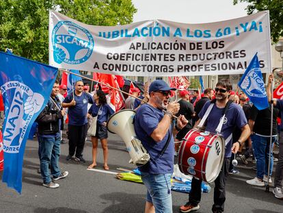 Protesta de los trabajadores asalariados del transporte por carretera ante el Ministerio de Seguridad Social.