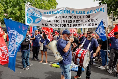 Protesta de los trabajadores asalariados del transporte por carretera ante el Ministerio de Seguridad Social.