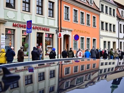 Cola en un centro de vacunación en Radeberg (Alemania), este lunes.