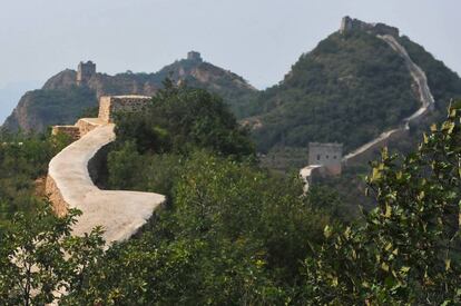 Tramo de la muralla pavimentado con cemento y arena.