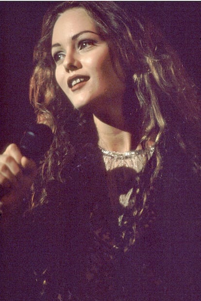 La carrera musical de Vanessa Paradis despuntó hacia finales de los 80 con el single "Joe le taxi". Aquí podemos verla, sonriente, en uno de sus conciertos en 1993.