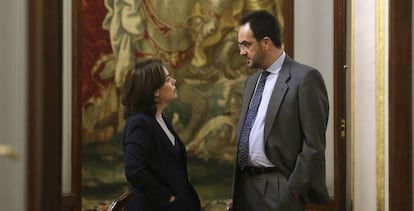 Soraya S&aacute;enz de Santamar&iacute;a y Antonio Hernando en el Congreso de los Diputados. 