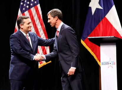 Ted Cruz y Beto O'Rourke se saludan al final del primer debate, el pasado 21 de septiembre en Dallas.