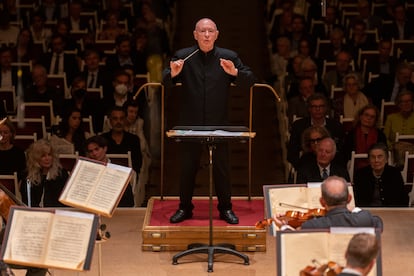 El director Christoph Eschenbach dirigiendo a la Konzerthausorchester de Berlín, en 2019.