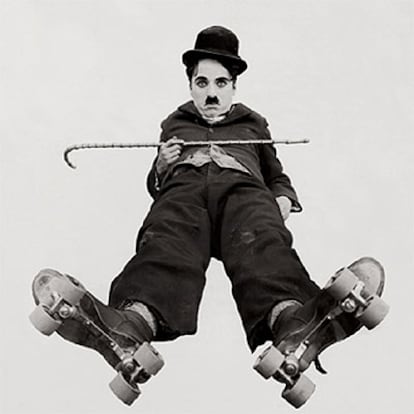 Chaplin, en<i> Charlot, héroe del patín (The rink,</i> 1916). (Bubbles Inc. Cortesía NBC, París).