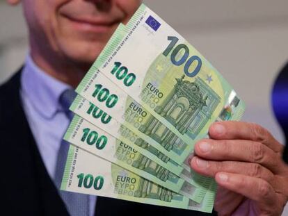 El director del Banco Central de Austria, presentando los nuevos billetes de 100 euros.