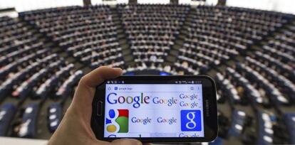 El logo de Google, visto en un teléfono móvil en la sede del Parlamento Europeo.