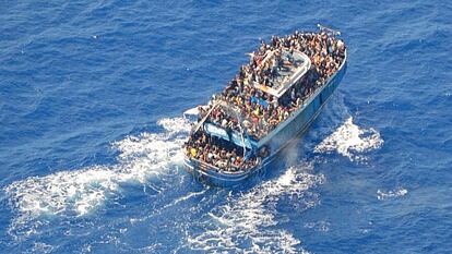 Imagen aérea facilitada por la Guardia Costera de Grecia, donde se ve al pesquero 'Adriana', con cientos de emigrantes a bordo, antes de que naufragase el pasado 13 de junio en el mar Jónico.    