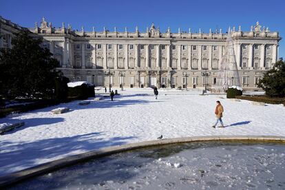 Desde este martes, “las mínimas y las máximas sumarán paulatinamente de cinco a 10 grados, según las zonas. En la imagen, vista general de la plaza de Oriente con el Palacio Real al fondo.