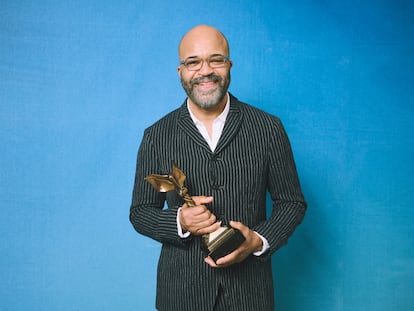 Jeffrey Wright posa con su galardón de los Independent Spirit Awards el pasado fin de semana. Lo recogió con una camisa de cuello sin cerrar, sin corbata y con un traje de rayas.