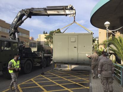 Aragón ha notificado una media de 496 casos diarios en la última semana y desde el 14 de julio lidera el número de contagios. En la foto, un equipo de soldados instala uno de los módulos de la carpa, el pasado martes.