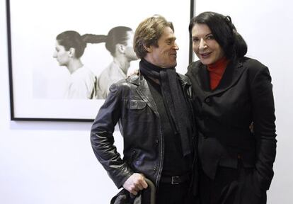 Marina Abramovic, en La Fábrica Galería, acompañada del Willem Dafoe