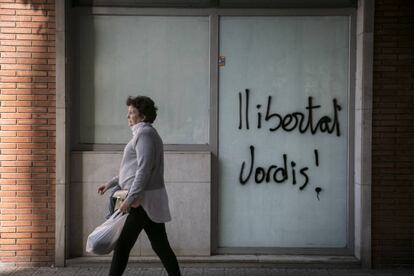 Pintadas en Barcelona por la libertad de Jordi Sànchez y Jordi Cuixart.