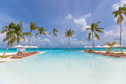 Una piscina infinita se funde con las aguas del Índico en un 'resort' de lujo en las islas Maldivas.