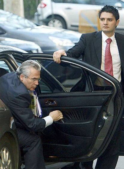 El juez Baltasar Garzón sale de su vehículo oficial.