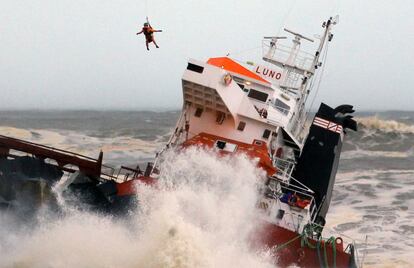 <b>El rescate del 'Luno'.</b> Un helicóptero militar francés rescató el pasado miércoles 5 de febrero a los 12 miembros de la tripulación del carguero vizcaíno 'Luno', que se partió en dos después de empotrarse contra uno de los diques del puerto de Bayona.