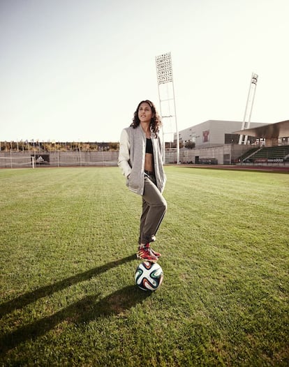 Con cinco años, Vero Boquete ya jugaba al fútbol. Entrenaba en un equipo mixto y el día que había partido iba al vestuario, se cambiaba, pero se quedaba en el banquillo, sin entender por qué no podía saltar al campo con el resto de sus compañeros solo por ser chica. “Era una presión constante que me recordaba que era distinta”, recuerda. Además, tuvo que soportar todo tipo de comentarios. ¿Los peores? Los de las madres. “Que a mi niño lo regatee un niño vale, pero una niña…”, llegó a escuchar. La mediapunta gallega reconoce que la situación ha mejorado. “A nivel de educación se han alcanzado cosas, pero aún queda mucho camino por delante. El deporte femenino está en su mejor momento, hemos conseguido grandes éxitos sin apoyo ni respeto de la sociedad. Con un poco de ayuda podemos lograr mucho más”. Como, por ejemplo, que EA Sports haya incluido a las selecciones femeninas en los videojuegos FIFA. “Creo que es clave. ¿Qué mejor manera que un juego para educar?”, sentencia una de las artífices de este logro.  En 2015 fichó por el Bayern de Múnich por dos temporadas y asegura que, si se hubiera quedado en España, su nivel no sería el que es. “He jugado con las mejores y en las mejores Ligas, en España no podría haber sido futbolista profesional al 100%”. No habría ganado, por ejemplo, la Champions League, que consiguió este año con el Frankfurt. “Para mí fue especial porque he sacrificado mucho por esa competición, que era la que más ilusión me hacía”.