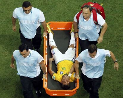 Neymar abandona el terreno de juego en camilla tras su lesión.