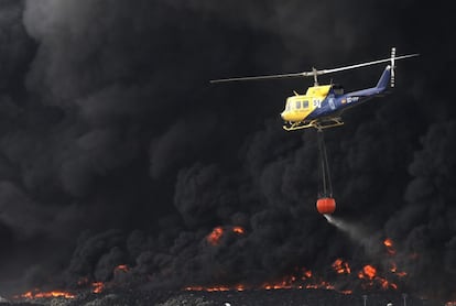 L'incendi del cementiri de pneumàtics de Seseña ja afecta més d'una hectàrea i hi ha flames de fins a 20 metres d'altura.