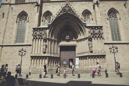 Desde una visión más clásica, Mara Sánchez Llorens concibe Barcelona como "un laboratorio urbano". Tiene "uno de los barrios más hermosos que conozco, el Barrio Gótico, con sus calles y plazas y con Santa María del Mar, entre otros edificios". Saliendo de Ciutat Vella, Sánchez Llorens destaca "el discurrir por su Ensanche del Plan Cerdá o su direccionalidad hacia el mar; y todo acompañado por Gaudí. Es una lección de arquitectura única en España".