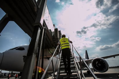 Enrique Piñeyro inspecciona el avión siguiendo el procedimiento establecido, tras aterrizar en Varsovia, y mientras las 238 personas refugiadas van pasando el check in.