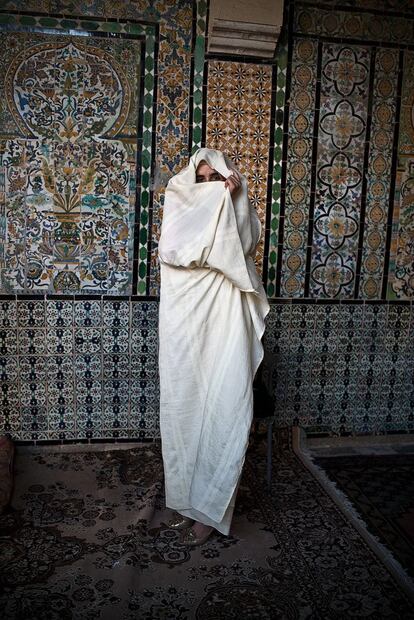 La medina no es otra cosa que el barrio antiguo de una ciudad árabe. Cairuán, fundada en el siglo VII, representa uno de los ejemplos más característicos de urbe tradicional musulmana. En la foto, una novia cubre su rostro en la zauia (colegio religioso) de Sidi Sahbi.