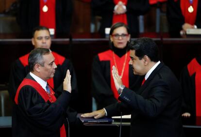 Maduro jura su cargo ante el presidente de la Corte Suprema de Venezuela, Maikel Moreno, en la Corte Suprema de Caracas.