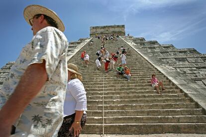 Cuatro fachadas, cada una con su escalinata central, forman una de las maravillas del mundo, la pirámide de Kukulkán, en la ciudad mexicana de Chichen Itzá. Esta construcción maya del siglo XII representa un calendario agrícola. Flanqueando una de las escalinatas se encuentra representada la serpiente emplumada, el dios Kukulkán. En los equinocios de primavera y otoño el sol juega con los escalones, dibujando el contorno del reptil y simulando que se mueve. Actualmente no se pude subir por ella, ya que se prohibió para conservarla.